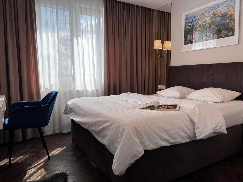 una habitación de hotel con una cama con un libro encima en Nr 5 EUROPA22 Exclusive z Garażem podziemnym, en Tomaszów Mazowiecki