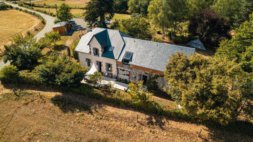 an aerial view of a large house with a yard at Les jardins de Nanine in Lapleau
