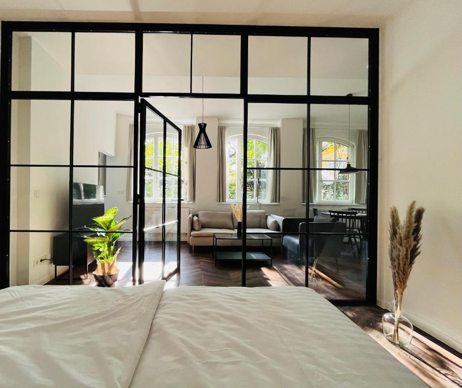 1 dormitorio con 1 cama y sala de estar en Ferienwohnungen an der Salvatorkirche - Exklusiv-Apartments mit Terrasse, en Coburg