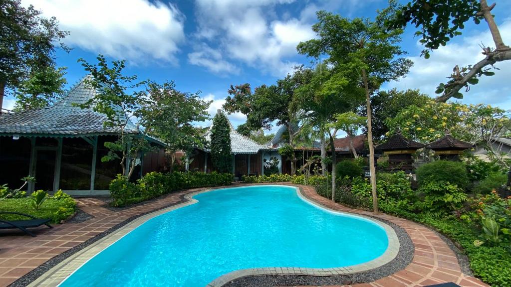 Bazén v ubytování Kupu Kupu Jimbaran Beach Hotel & Spa by L’Occitane nebo v jeho okolí