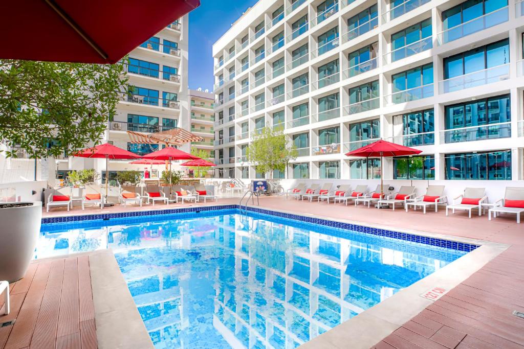 Het zwembad bij of vlak bij Golden Sands Hotel Apartments