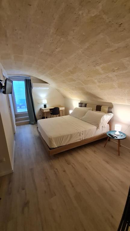 Postel nebo postele na pokoji v ubytování LITHOS ROOMs