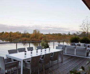 Výhled na řeku, která protéká v blízkosti aparthotelu