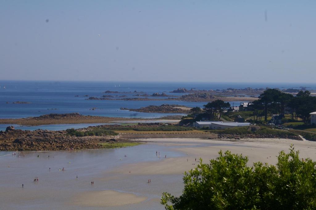 Trévou-Tréguignec的住宿－Kerbugalic GR34，背景海洋的海滩上的人