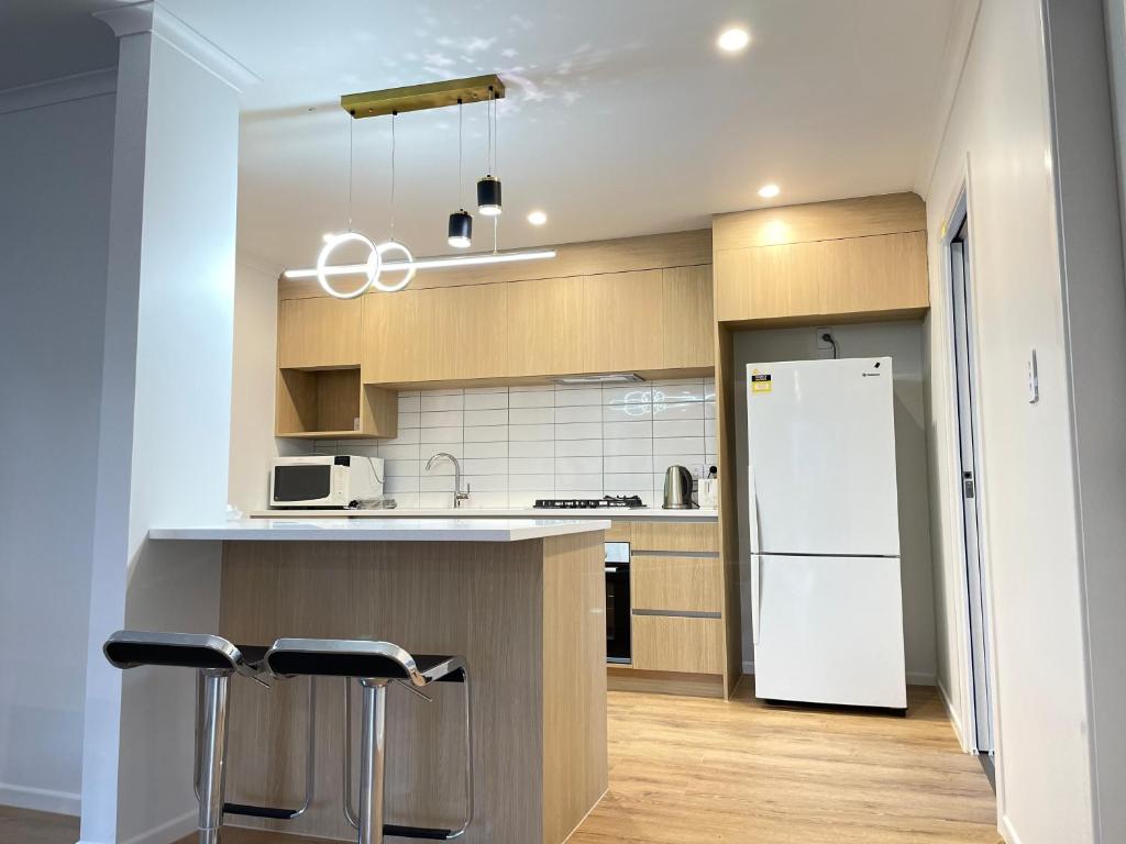 NO PARTY ALLOWED, Entire Brand New 3 bedroom townhouse, free unlimited fibre wifi and free parking - Resim 37