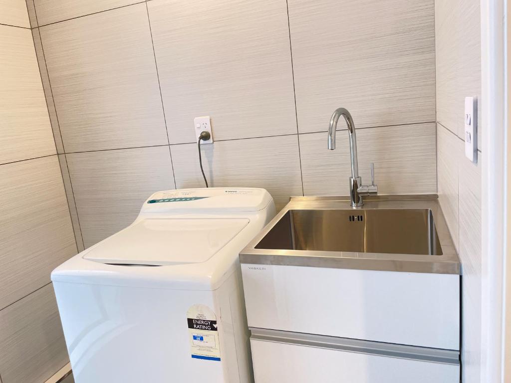 NO PARTY ALLOWED, Entire Brand New 3 bedroom townhouse, free unlimited fibre wifi and free parking - Resim 41