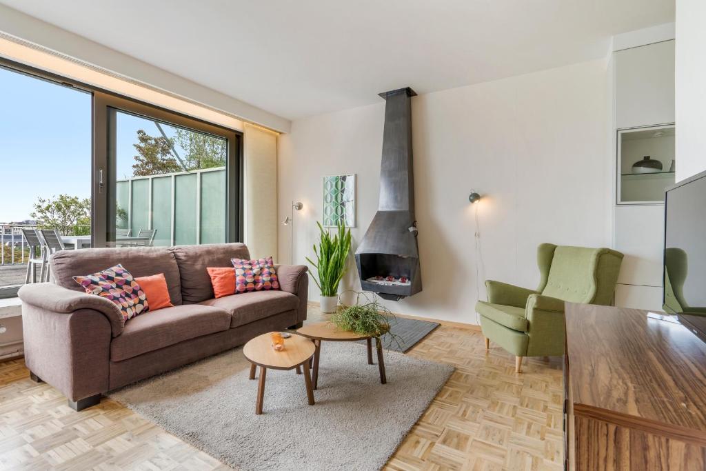 un soggiorno con divano e tavolo di Fuths Loft Penthouse 85 ad Anversa
