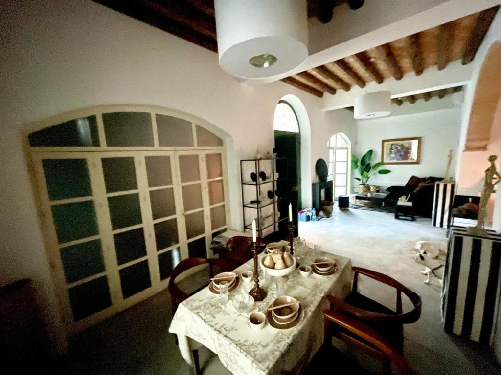 尼科西亞的住宿－Traditional House in the Old City By Platform 357，一间带桌椅的客厅和一间客厅。