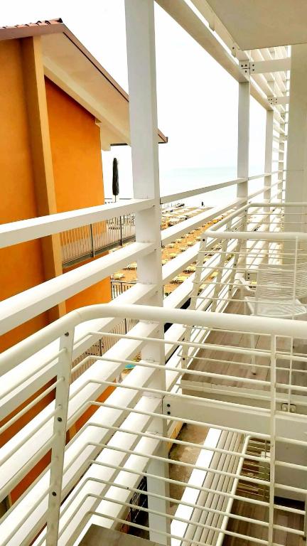 Palanda nebo palandy na pokoji v ubytování Hotel Strand a frontemare