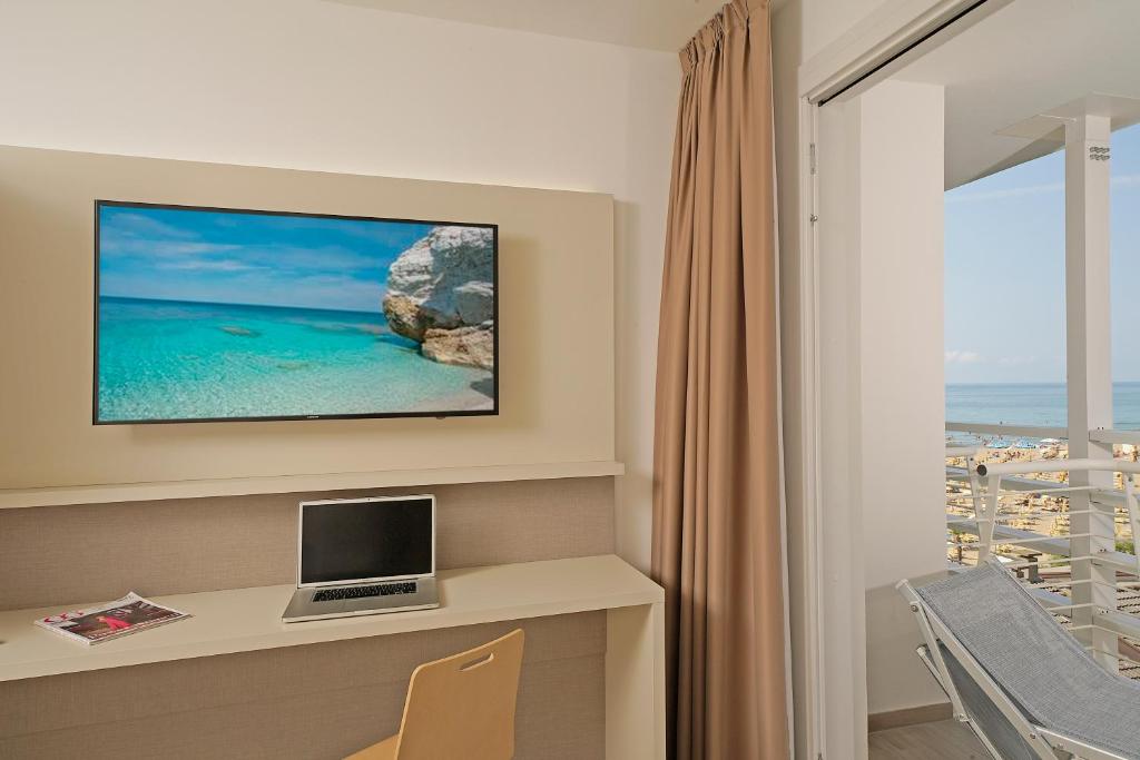 TV a/nebo společenská místnost v ubytování Hotel Strand a frontemare