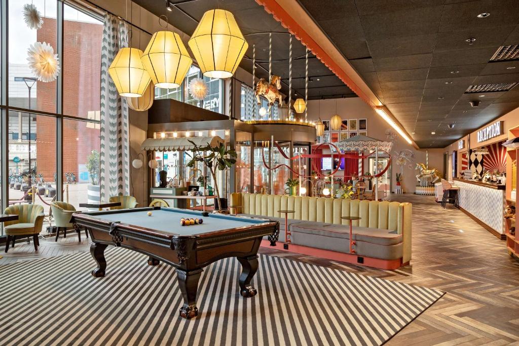 una sala de billar con una mesa de billar y un bar en Best Western Plus Åby Hotel en Mölndal