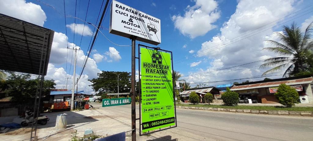 un letrero de calle en un poste al lado de una calle en Homestay Rafatar en Rantaupanjang
