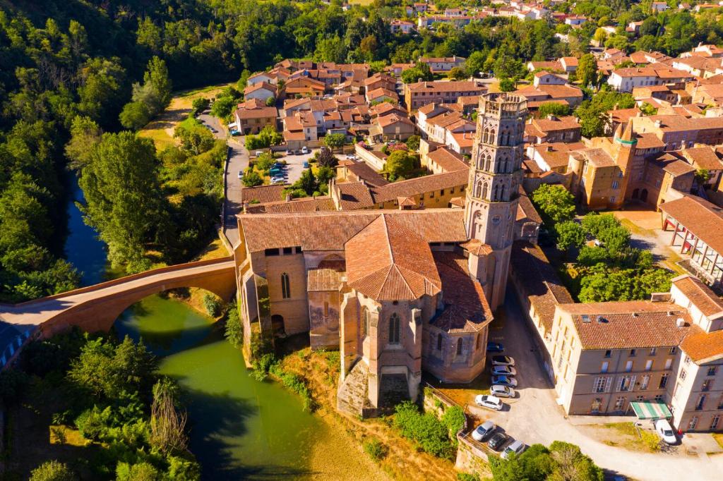 z góry widok na małą wioskę z kościołem w obiekcie La Loggia - chambres d'hôtes w mieście Rieux