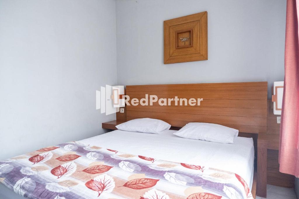 Postel nebo postele na pokoji v ubytování Omah Capung near Malioboro Area Mitra RedDoorz