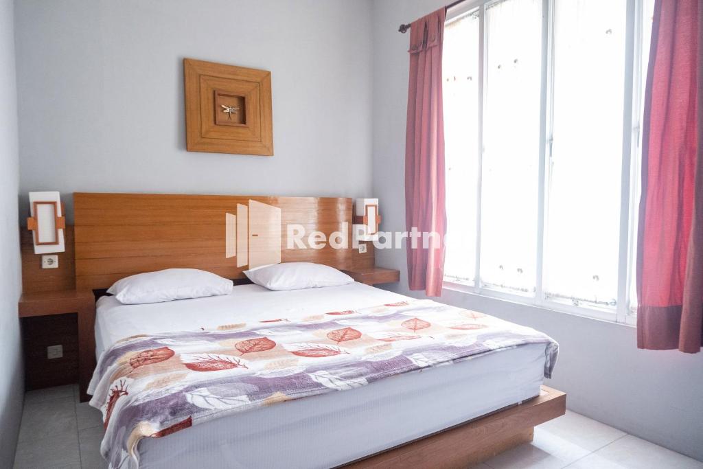 Postel nebo postele na pokoji v ubytování Omah Capung near Malioboro Area Mitra RedDoorz