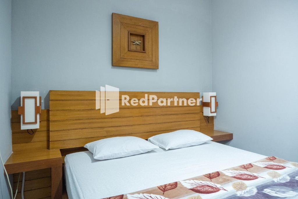 Postel nebo postele na pokoji v ubytování Omah Capung near Malioboro Area Mitra RedDoorz