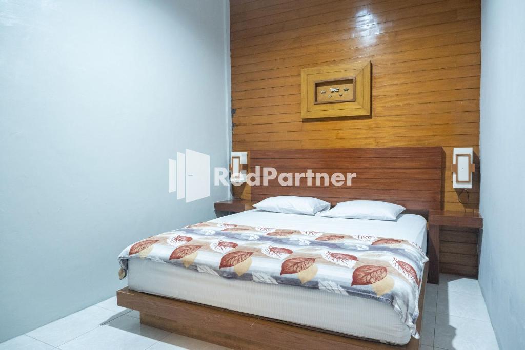 Postel nebo postele na pokoji v ubytování Omah Capung near Malioboro Area Mitra RedDoorz