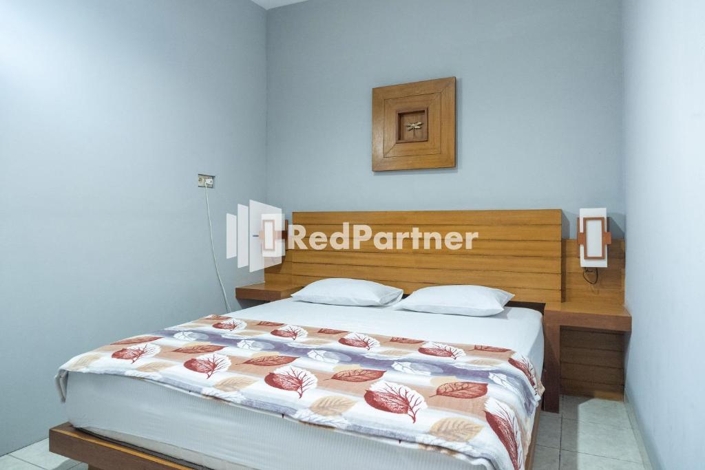 Postel nebo postele na pokoji v ubytování Omah Capung near Malioboro Area Mitra RedDoorz