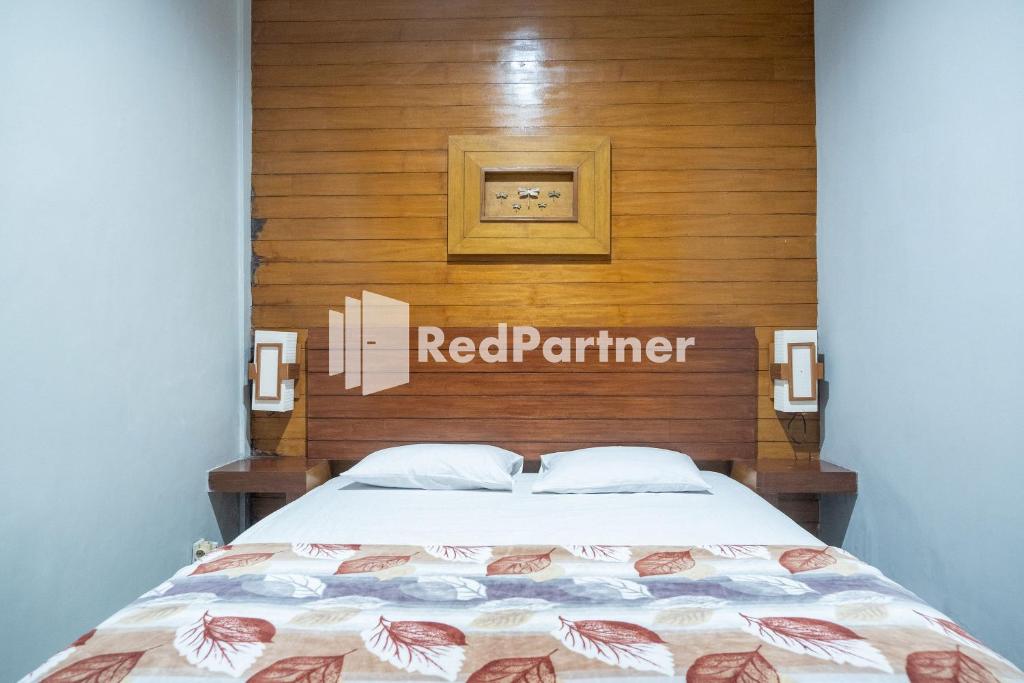 Postel nebo postele na pokoji v ubytování Omah Capung near Malioboro Area Mitra RedDoorz