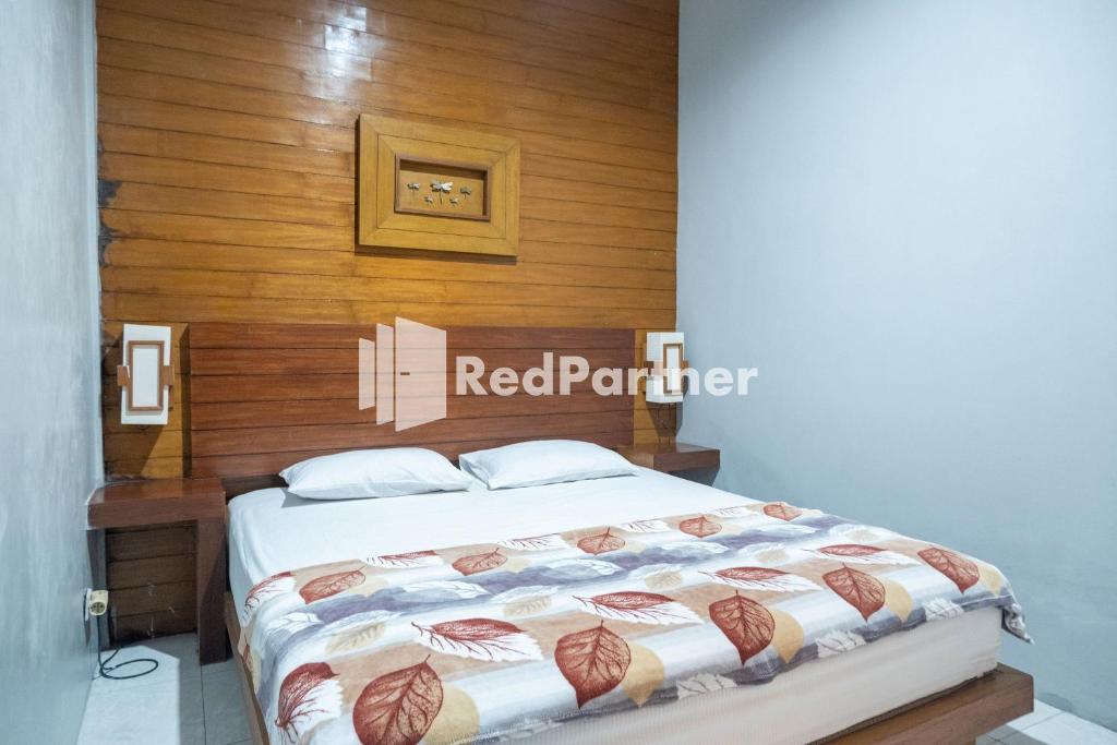 Postel nebo postele na pokoji v ubytování Omah Capung near Malioboro Area Mitra RedDoorz