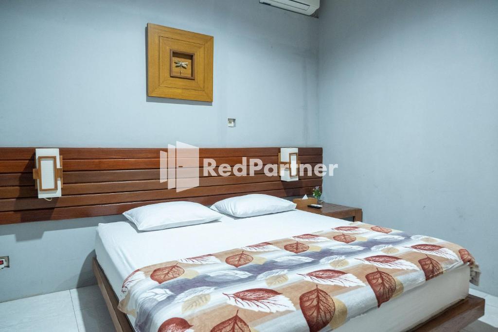 Postel nebo postele na pokoji v ubytování Omah Capung near Malioboro Area Mitra RedDoorz