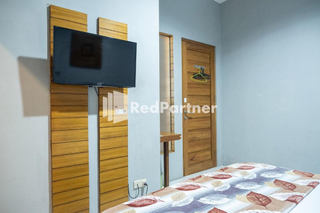Postel nebo postele na pokoji v ubytování Omah Capung near Malioboro Area Mitra RedDoorz