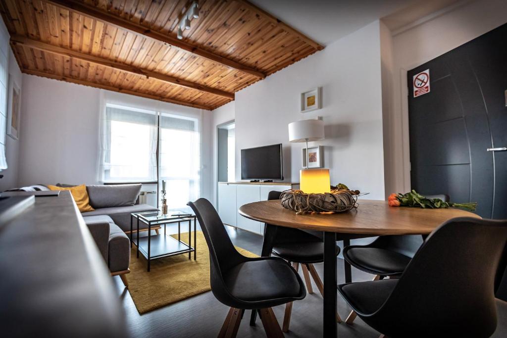 Televízia a/alebo spoločenská miestnosť v ubytovaní Apartamenty MIODZIO