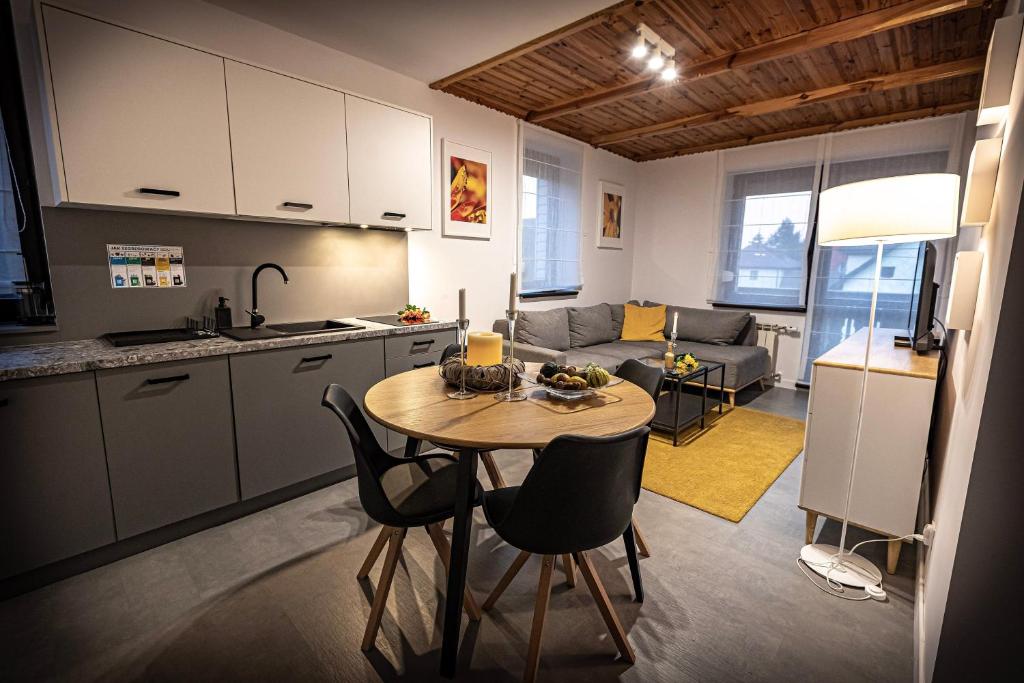 Kuchyňa alebo kuchynka v ubytovaní Apartamenty MIODZIO