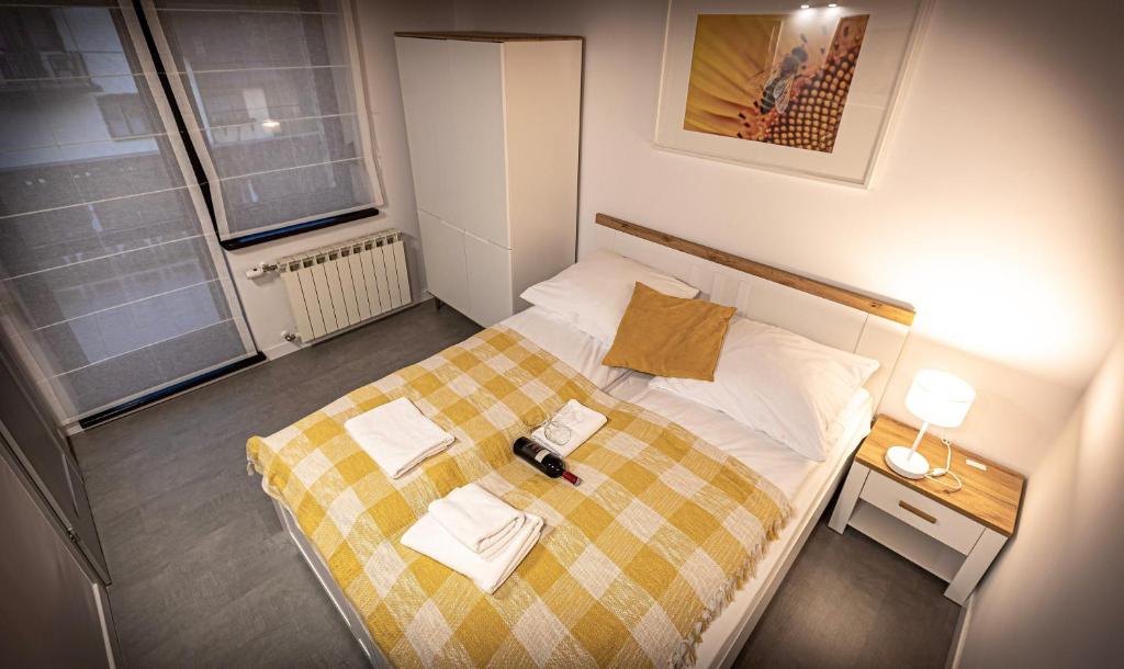 Posteľ alebo postele v izbe v ubytovaní Apartamenty MIODZIO