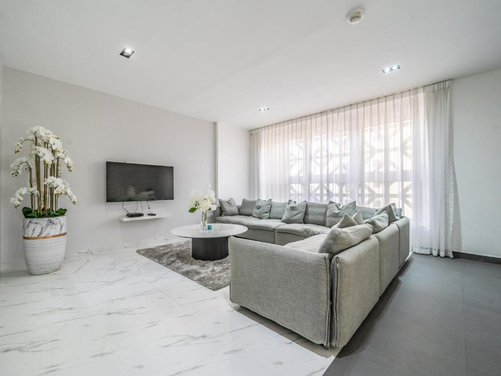 un soggiorno con divano e TV di Luxury Waterfront Apartment with Beach Access a Dubai