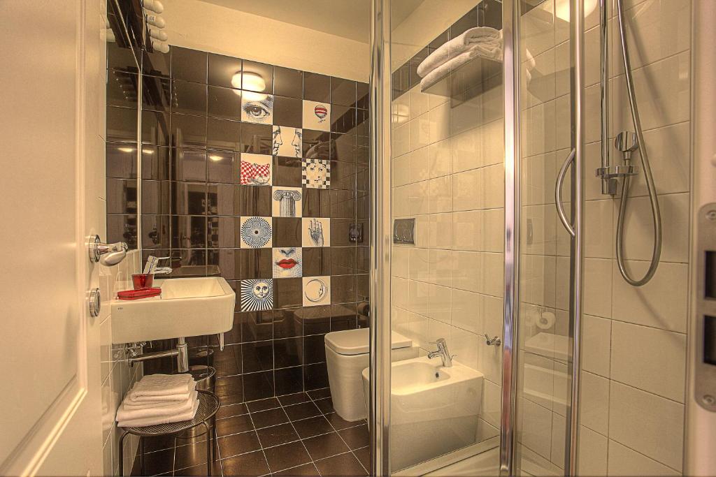 A bathroom at Feliz in Roma B&B