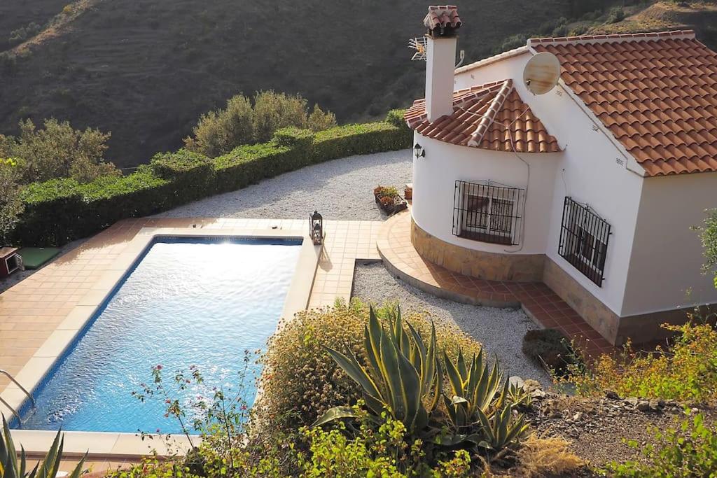 dom z basenem obok budynku w obiekcie Casa Lantana: with Private Pool w mieście Arenas