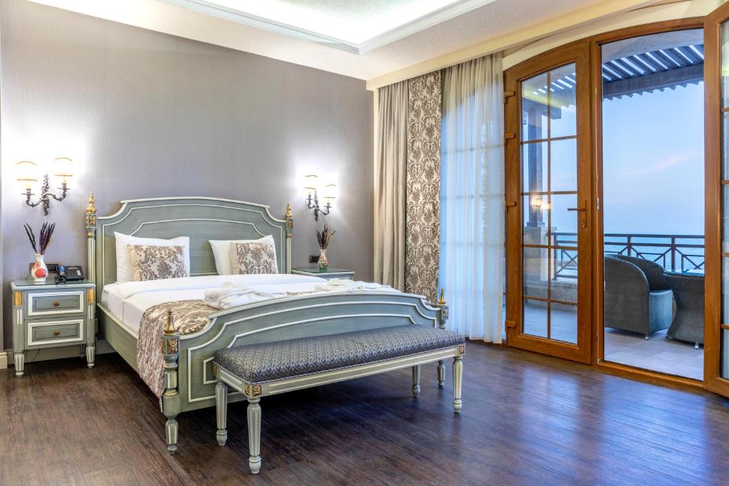 Dormitorio con cama con banco en Sapphire Marine, en Baku