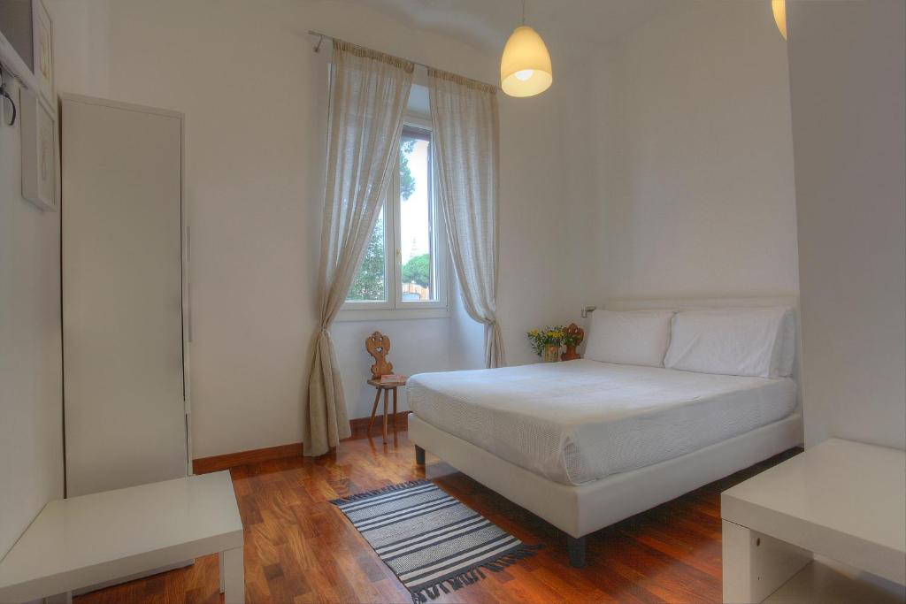A bed or beds in a room at Feliz in Roma B&B