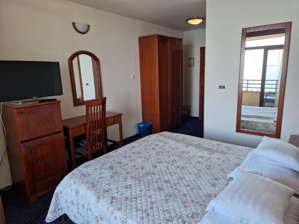 Postel nebo postele na pokoji v ubytování Hotel Miramare