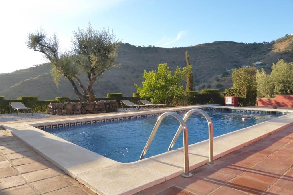 uma piscina com uma montanha ao fundo em House with Private Pool (Herrera) em Arenas