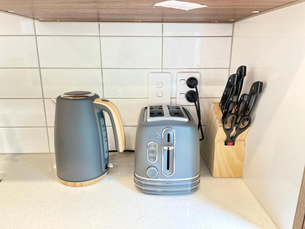 NO PARTY ALLOWED, Entire Brand New 3 bedroom townhouse, free unlimited fibre wifi and free parking - Resim 45