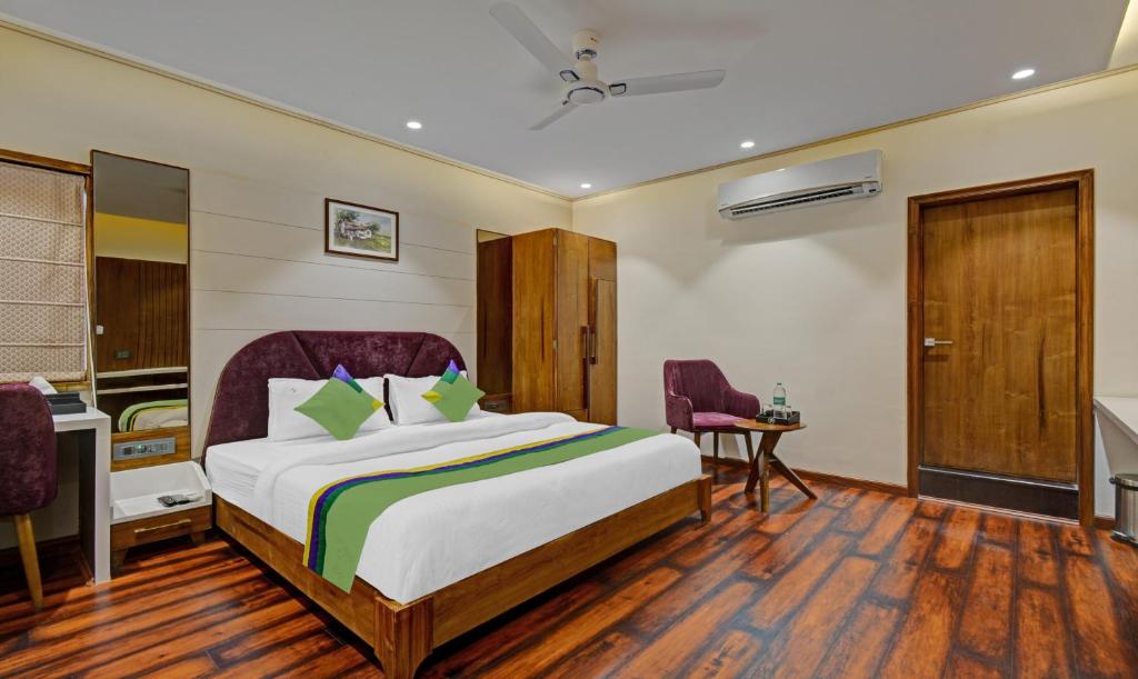 ein Hotelzimmer mit einem Bett und einem TV in der Unterkunft Treebo Trend Z in Bhīlwāra