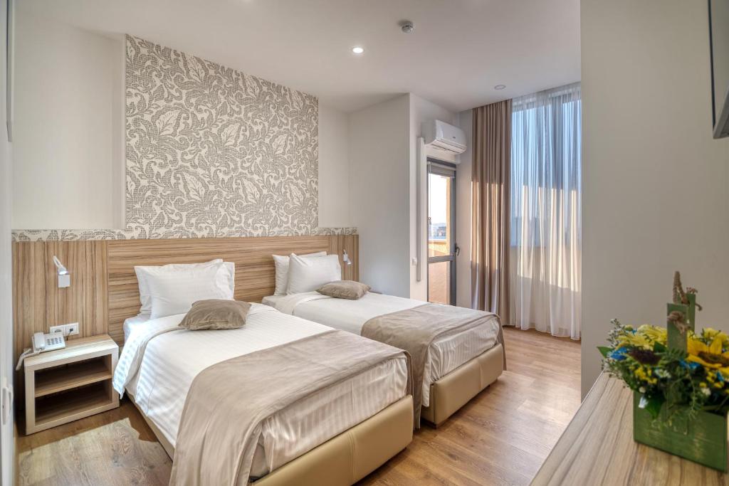 Postel nebo postele na pokoji v ubytování Orbeli Hotel Yerevan