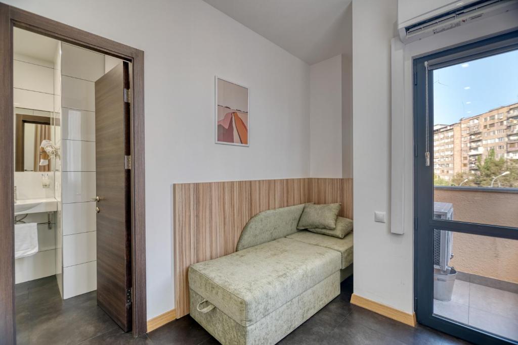Postel nebo postele na pokoji v ubytování Orbeli Hotel Yerevan