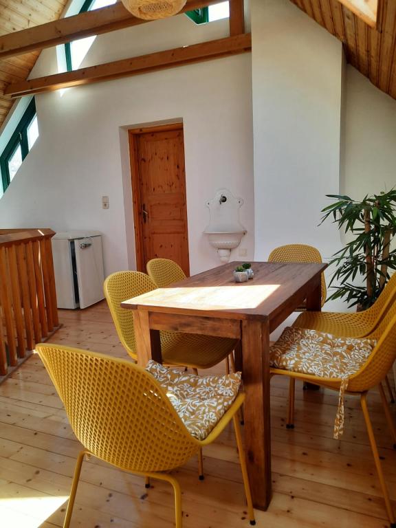 ein Esszimmer mit einem Holztisch und Stühlen in der Unterkunft Weissenbacherhof B&B in Oslip