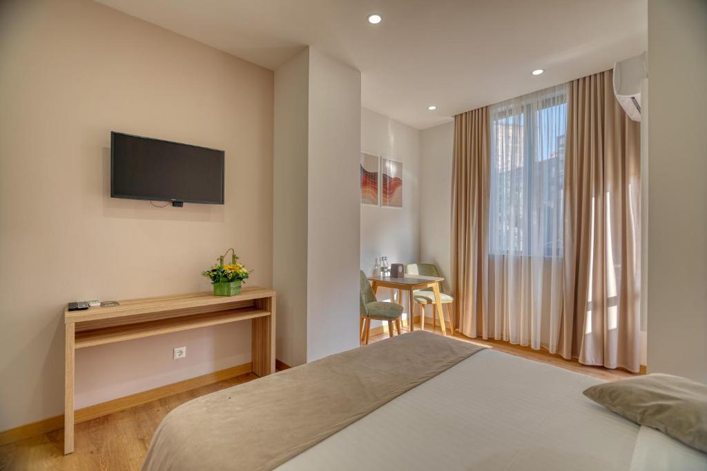 Postel nebo postele na pokoji v ubytování Orbeli Hotel Yerevan