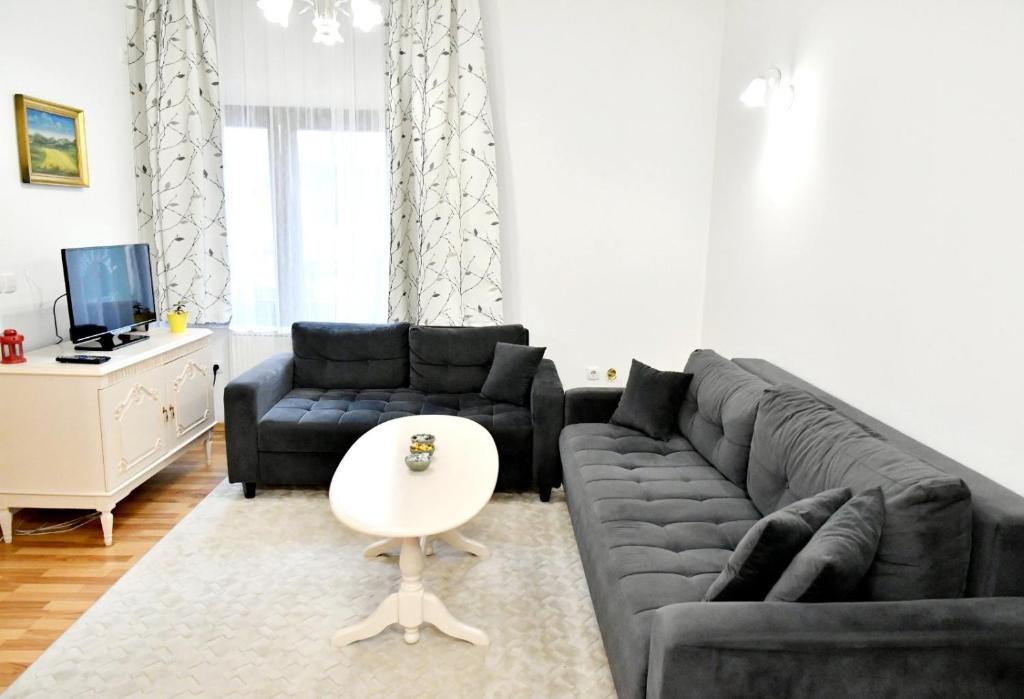 sala de estar con sofá y mesa en Stan na dan Sunce en Lukavica