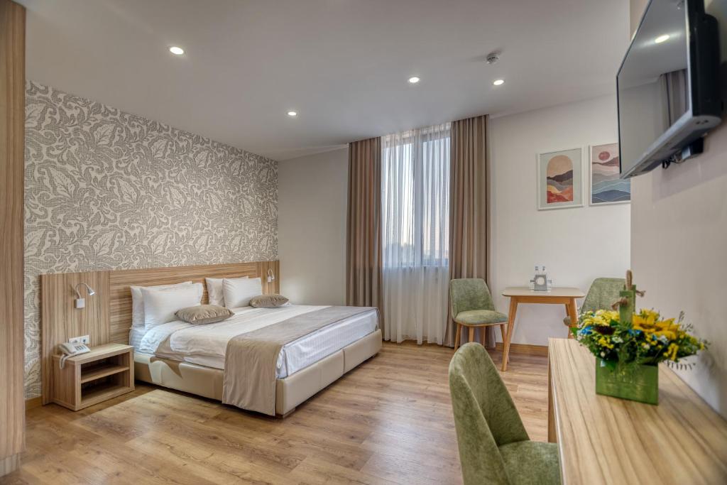 Postel nebo postele na pokoji v ubytování Orbeli Hotel Yerevan