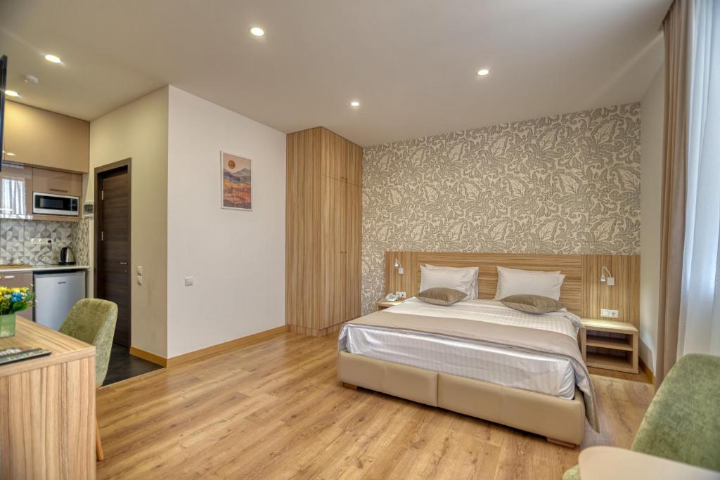 Postel nebo postele na pokoji v ubytování Orbeli Hotel Yerevan