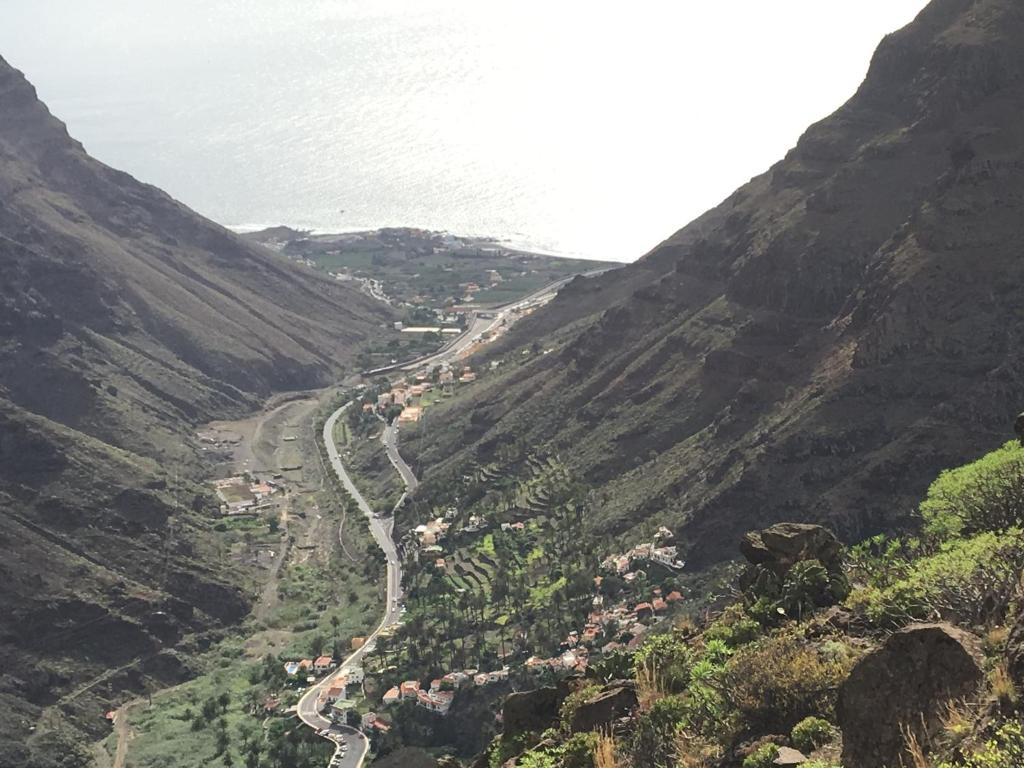 een uitzicht op een bergvallei met de oceaan bij Valle Gran Rey- La Playa in La Playa Calera