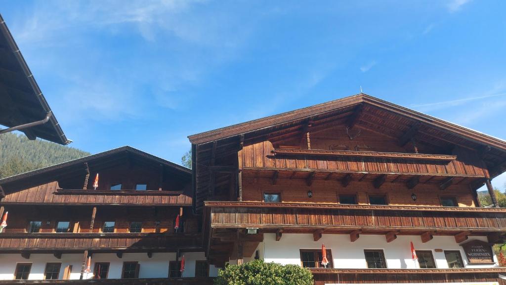 Dos edificios de madera con balcones en la parte superior. en Appartements Zellner, en Alpbach