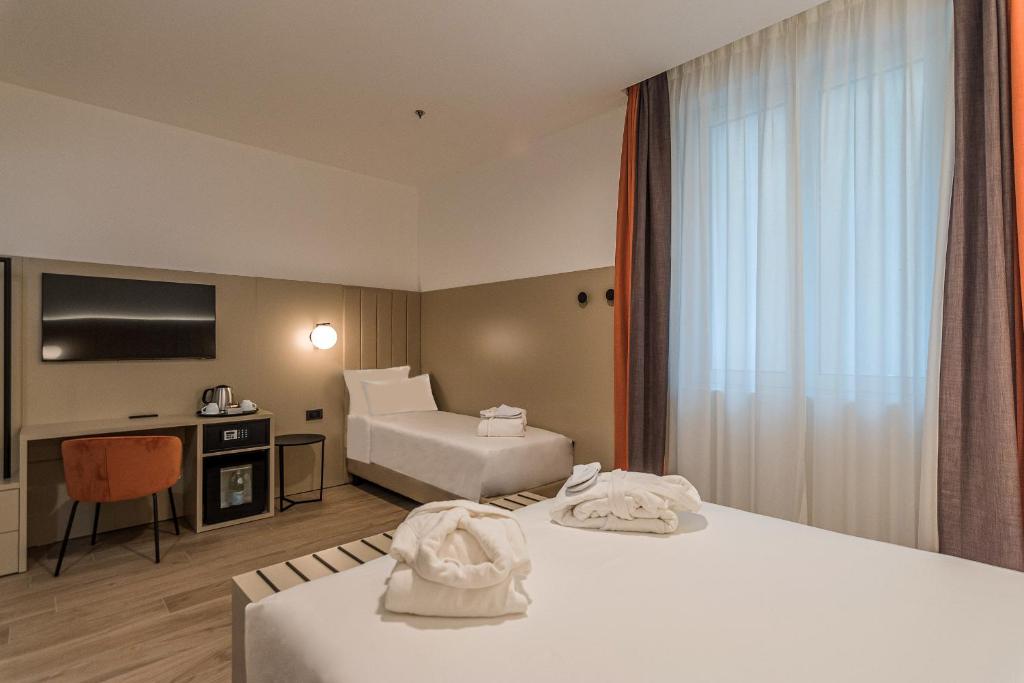 Łóżko lub łóżka w pokoju w obiekcie BB Hotels Smarthotel Duomo