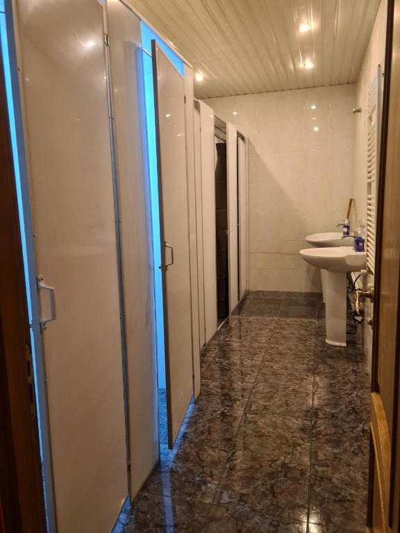 Koupelna v ubytování Benevo Hostel