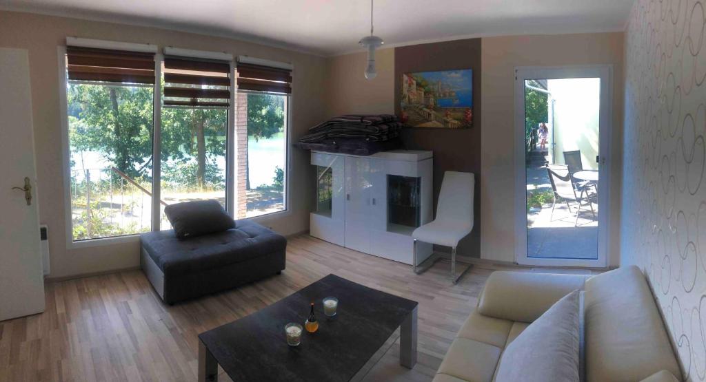 Posezení v ubytování Ferienhaus Zeulenrodaer Meer